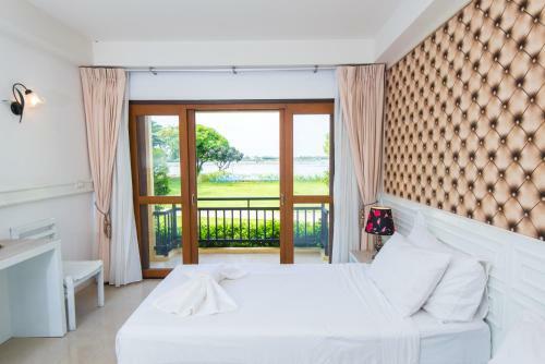 Hotel Baan Talay See Cream Resort