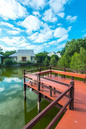 Hotel Baan Talay See Cream Resort