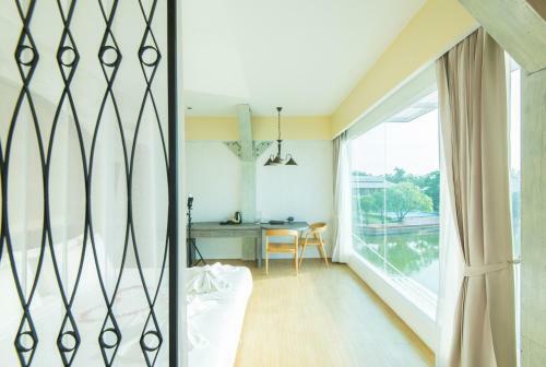 Hotel Baan Talay See Cream Resort