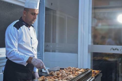 Monna Roza Beach Hotel