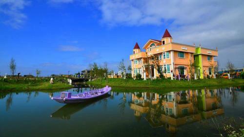 Love Lake Castle