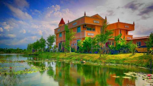 Love Lake Castle