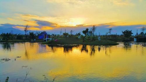 Love Lake Castle