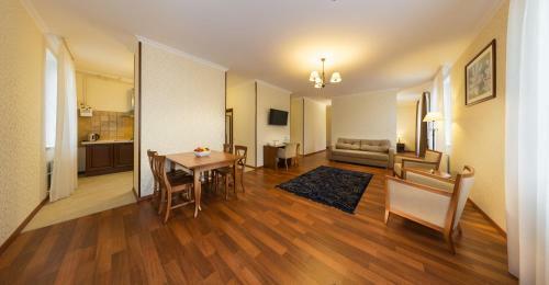 Apartament Hotel By Derenivska Kupil