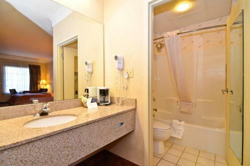 Motel Peach State Inn & Suites