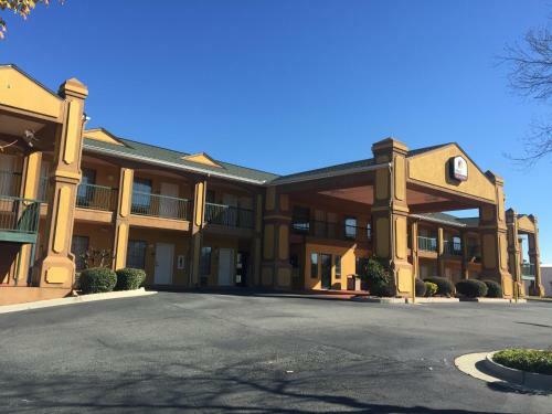 Motel Peach State Inn & Suites
