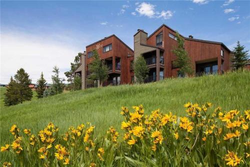 West Condominiums - W3533