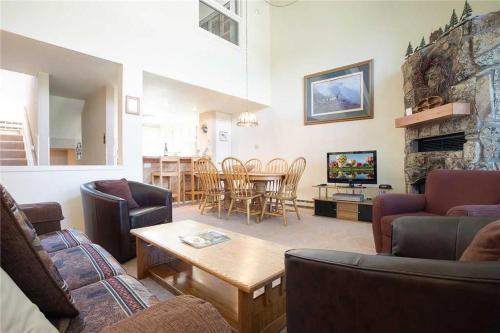 West Condominiums - W3533