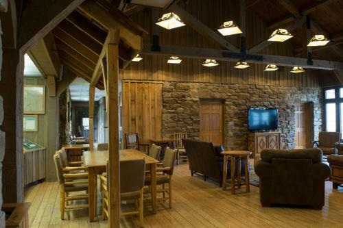 Hotel Abe Martin Lodge & Cabins