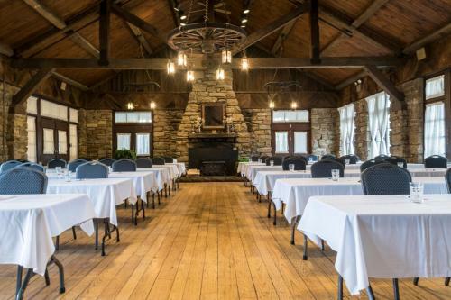 Hotel Abe Martin Lodge & Cabins