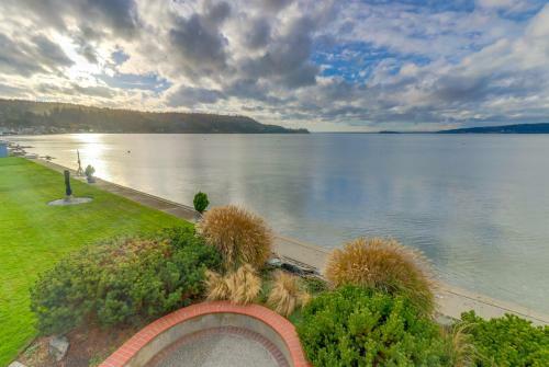 Camano Island Waterfront Modern Splendor