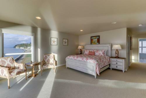 Camano Island Waterfront Modern Splendor