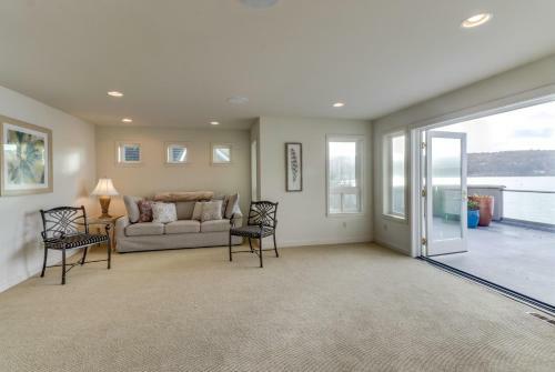 Camano Island Waterfront Modern Splendor