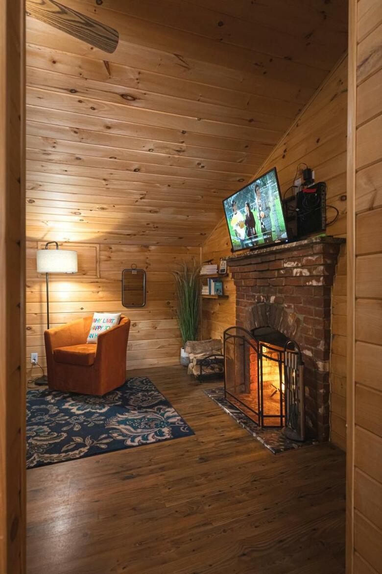 Motel Long Lake And Cottages Llc