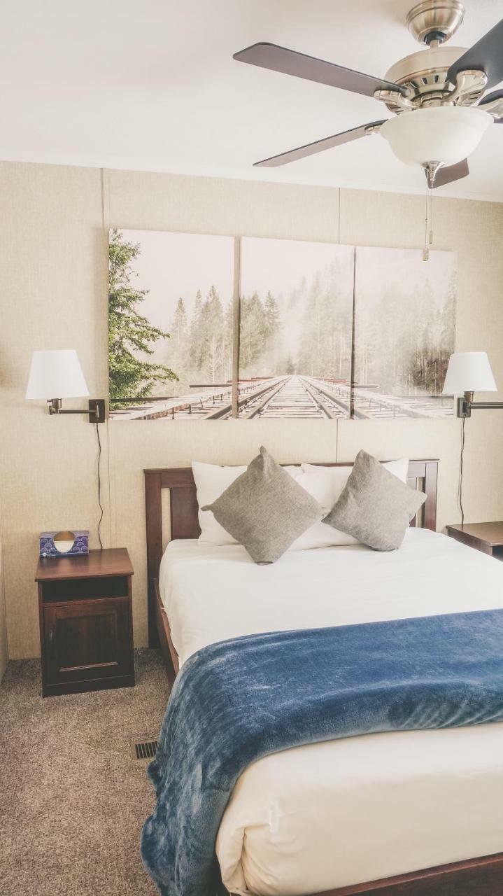 Motel Long Lake And Cottages Llc