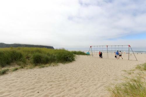 Sand & Sea: Whimsy At The Shore (408)