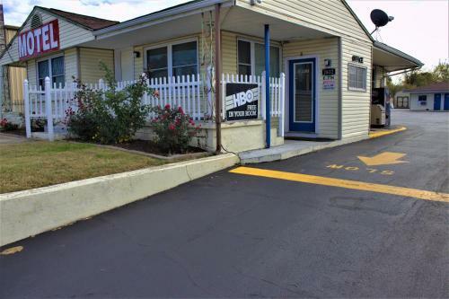 Plaza Motel
