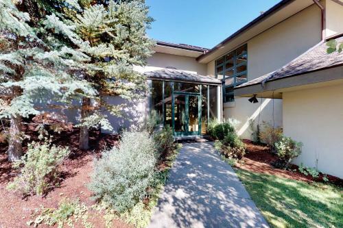 Meadowridge Retreat