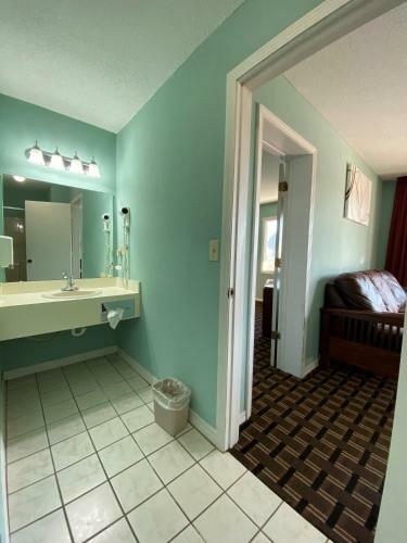 Hotel Lakes Inn