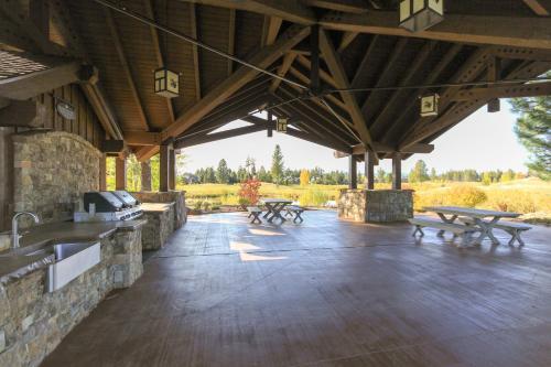Sunriver Luxury Caldera Home With Golf Course Views