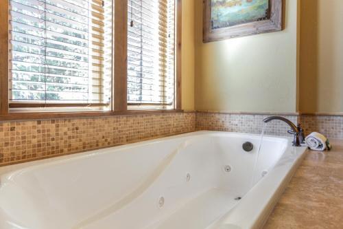 Sunriver Luxury Caldera Home With Golf Course Views