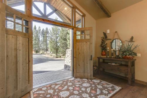 Sunriver Luxury Caldera Home With Golf Course Views