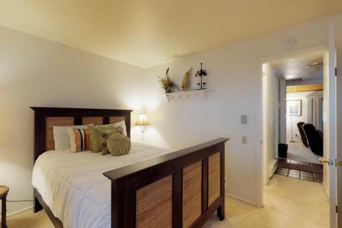 Shady Cove Condominium