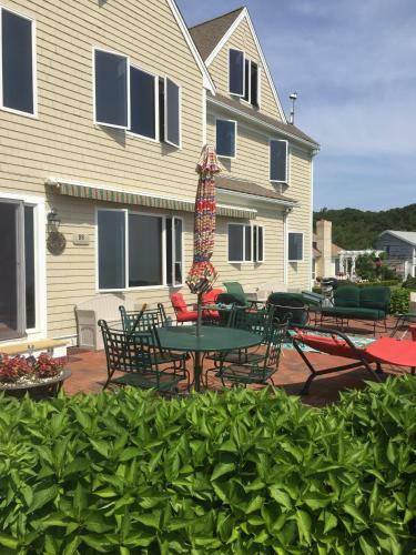 Bed & Breakfast Inn 38 Oak Bluff Circle