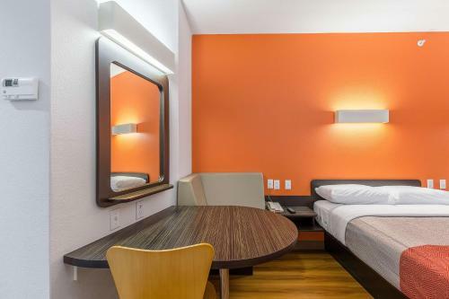Hotel Motel 6 Texas City I-45 South