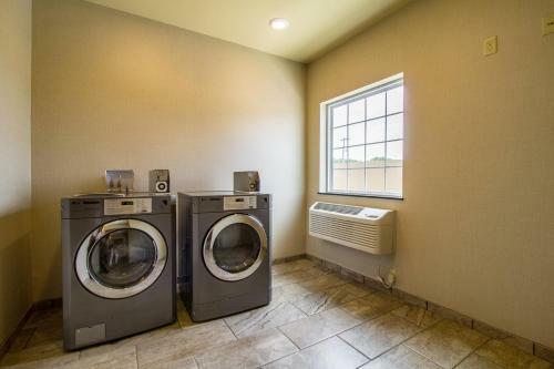 Cobblestone Hotel & Suites - Orrville