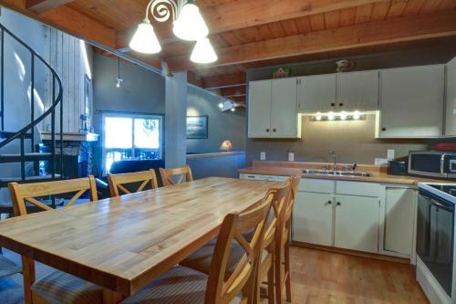 Treehouse 303