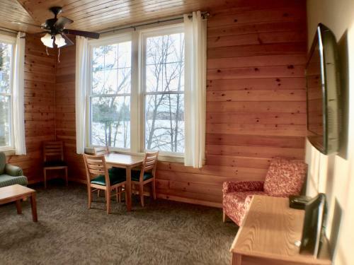 Lodge Hanging Horn Lakeside Resort