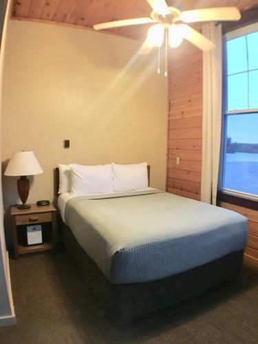 Lodge Hanging Horn Lakeside Resort
