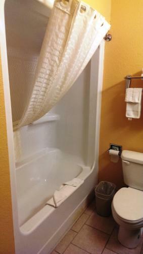 Hotel Hiway Inn Express & Suites
