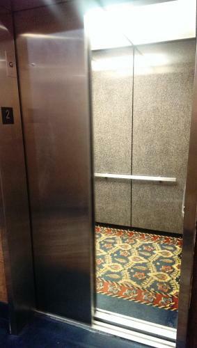 Hotel Hiway Inn Express & Suites