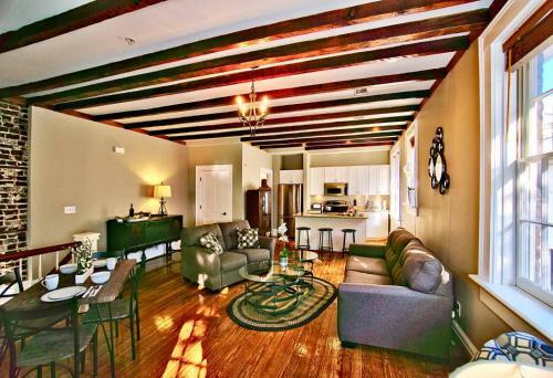 Bed & Breakfast Comfy Carriage House Steps From The River