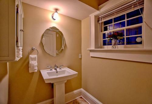 Bed & Breakfast Comfy Carriage House Steps From The River