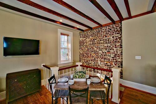 Bed & Breakfast Comfy Carriage House Steps From The River