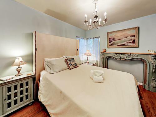 Charming Lake Balboa Home Home