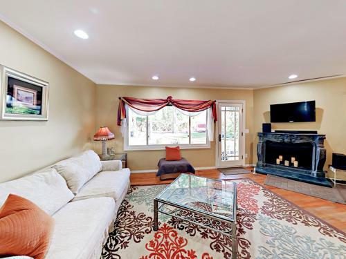 Charming Lake Balboa Home Home