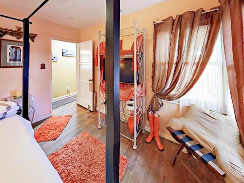 Charming Lake Balboa Home Home