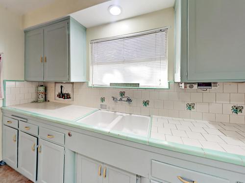 Charming Lake Balboa Home Home