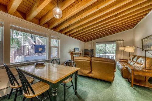 Single Level Ranch Condo In Elkhorn