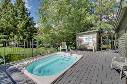 Single Level Ranch Condo In Elkhorn