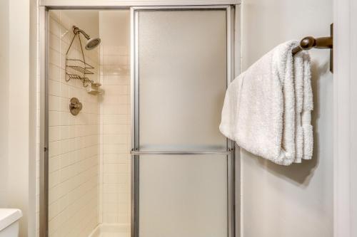 Single Level Ranch Condo In Elkhorn