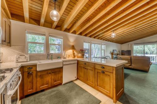 Single Level Ranch Condo In Elkhorn