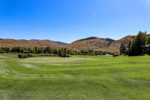 Single Level Ranch Condo In Elkhorn