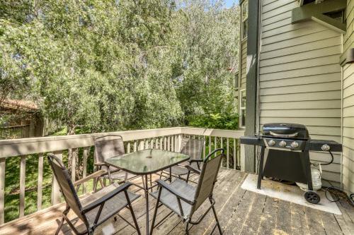 Single Level Ranch Condo In Elkhorn