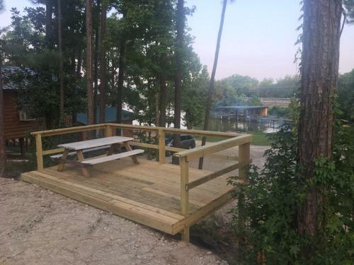 B&r Lakeside Cabins & Rvs Retreat