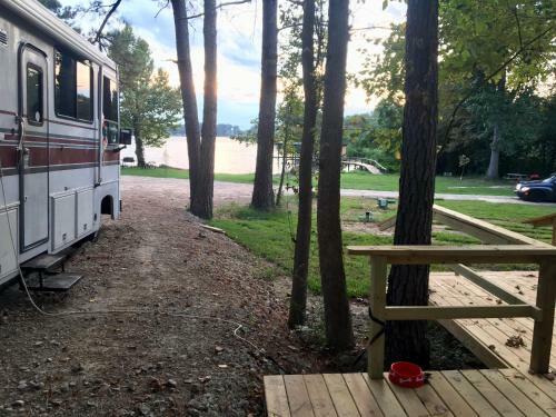 B&r Lakeside Cabins & Rvs Retreat
